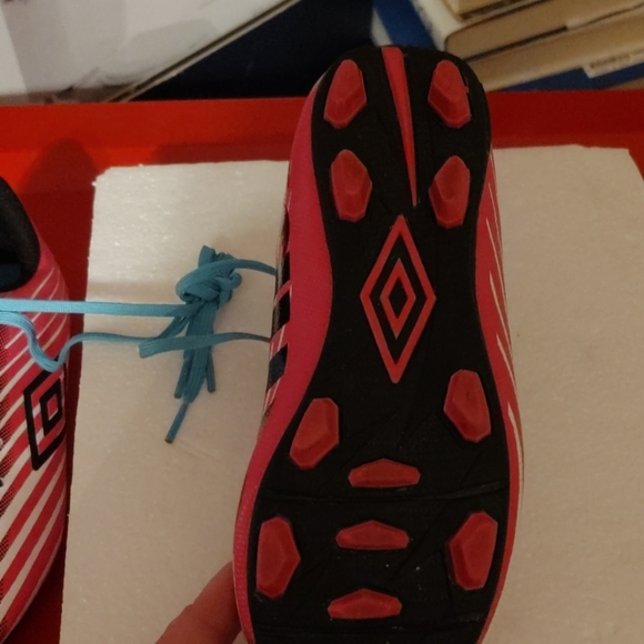 SALE! Umbro girl's pink soccer shoes size 1.5 - Picture 2 of 4